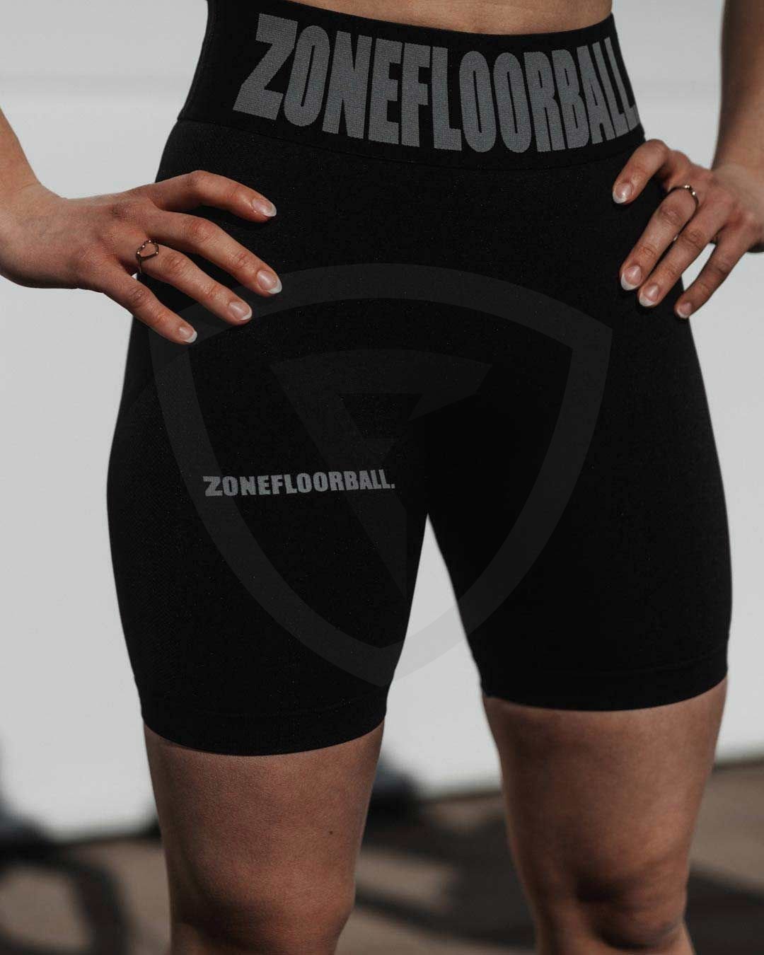 Zone Shorts Essential Black XL černá
